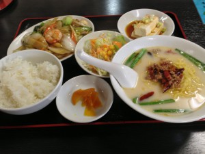 日替わりランチ(八宝菜・冷奴・台湾豚骨ラーメン)
