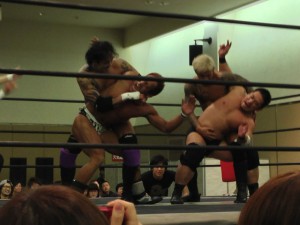 矢郷さんと坂口選手のコブラツイスト二重奏