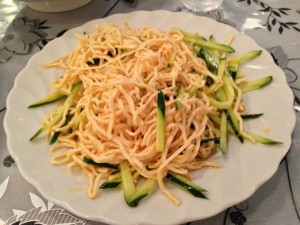 干し豆腐を千切りにしてキュウリとピリ辛にあえた奴