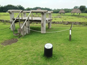 見学用の台(万座環状列石)