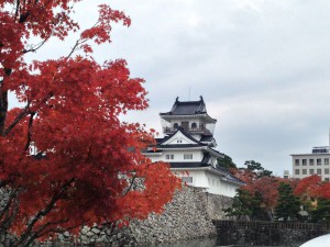 城に紅葉